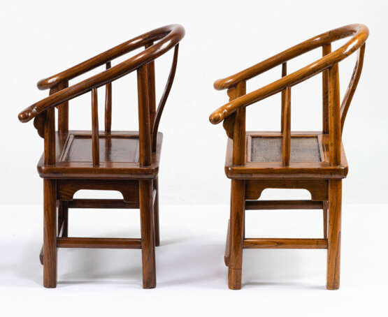 Zwei Kinderstühle aus Holz in Hufeisen-Form - photo 3