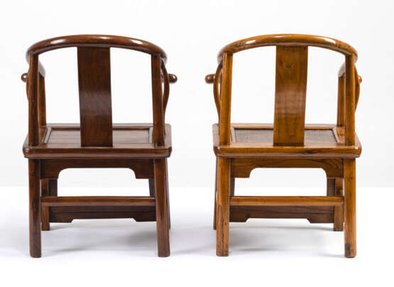 Zwei Kinderstühle aus Holz in Hufeisen-Form - Foto 4