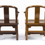 Zwei Kinderstühle aus Holz in Hufeisen-Form - Foto 4