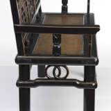 Holz-Sitzbank, teils schwarz lackiert, durchbrochen geschnitzt mit geometrischem Dekor und Doppelringen, Sitzfläche in Bambusimitation - Foto 4