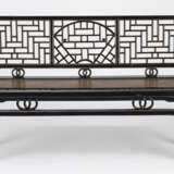 Holz-Sitzbank, teils schwarz lackiert, durchbrochen geschnitzt mit geometrischem Dekor und Doppelringen, Sitzfläche in Bambusimitation - photo 5