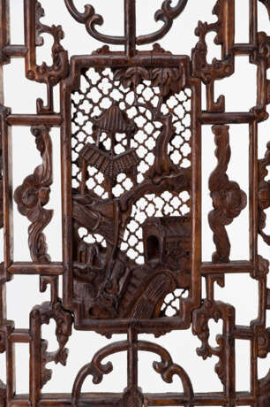 Sechsteiliger Stellschirm aus Holz, teils durchbrochen geschnitzt mit Landschafts-, Antiquitäten- und Ornament-Dekor - фото 2