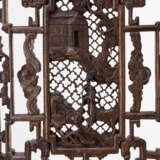 Sechsteiliger Stellschirm aus Holz, teils durchbrochen geschnitzt mit Landschafts-, Antiquitäten- und Ornament-Dekor - photo 3