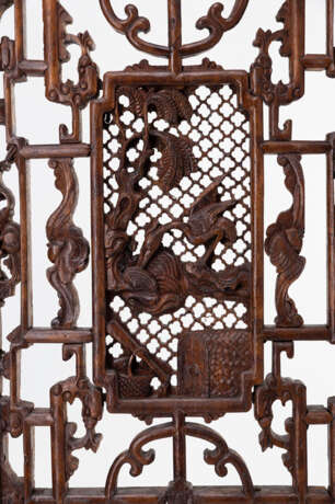 Sechsteiliger Stellschirm aus Holz, teils durchbrochen geschnitzt mit Landschafts-, Antiquitäten- und Ornament-Dekor - photo 4