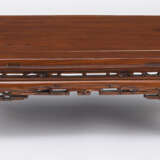 Niedriger Kang-Tisch aus Holz mit geschwungenen Beinen und teils durchbrochen geschnitzten Schürzen - photo 2