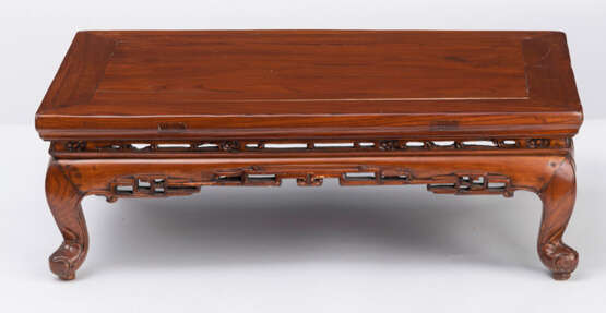 Niedriger Kang-Tisch aus Holz mit geschwungenen Beinen und teils durchbrochen geschnitzten Schürzen - Foto 2