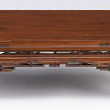 Niedriger Kang-Tisch aus Holz mit geschwungenen Beinen und teils durchbrochen geschnitzten Schürzen - photo 4