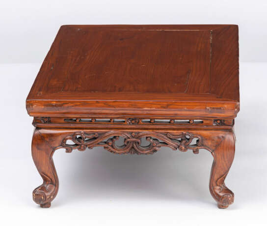 Niedriger Kang-Tisch aus Holz mit geschwungenen Beinen und teils durchbrochen geschnitzten Schürzen - Foto 5