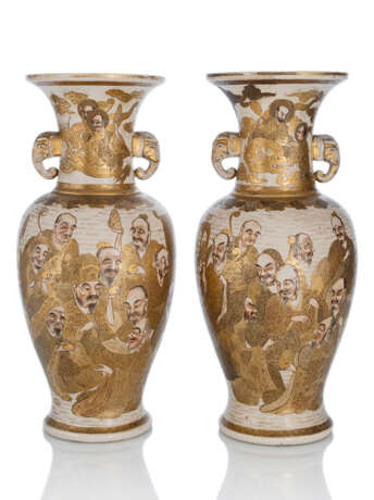 Paar Satsuma-Vasen mit zwei Elefantenkopf-Henkeln und Figurendekor von - photo 1