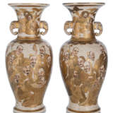 Paar Satsuma-Vasen mit zwei Elefantenkopf-Henkeln und Figurendekor von - photo 1