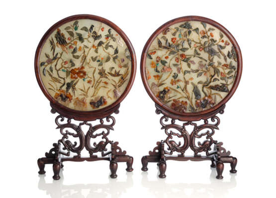Paar Tischstellschirme aus Holz mit Jadepaneelen, mit Edelsteinen geschmückt - Foto 1