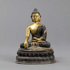 Sitzender Buddha Akshobhya aus Bronze teils vergoldet, mit Almosenschale und in reliefiertem Gewand