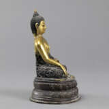 Sitzender Buddha Akshobhya aus Bronze teils vergoldet, mit Almosenschale und in reliefiertem Gewand - photo 2