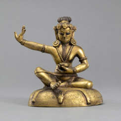 Sitzender Mahasiddha aus feuervergoldeter Bronze auf einem Sitzkissen