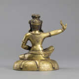 Sitzender Mahasiddha aus feuervergoldeter Bronze auf einem Sitzkissen - photo 3