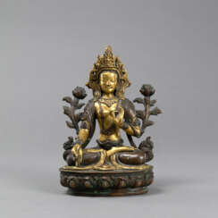 Stitzende Figur der Weißen Tara aus Kupferbronze, partiell vergoldet und graviert