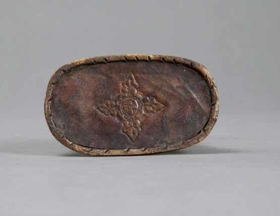 Feuervergoldete Bronze des Yama auf einem Stier, bemalt und mit Steinbesatz - photo 4