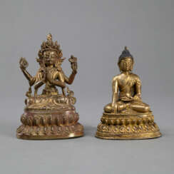 Vergoldete Bronzefigur des sitzenden Buddha Shakyamuni und Bronzefigur des vierarmigen Avalokiteshvara mit Lackauflage und Vergoldung