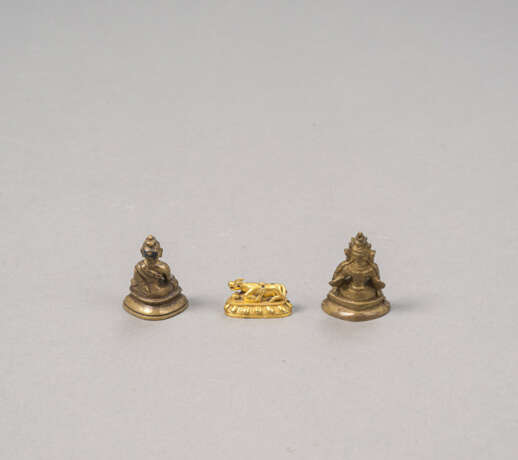Zwei Miniaturbronzen des Buddha und Amitayus und ein feuervergoldeter Miniatursockel mit Rind - Foto 2