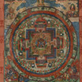 Thangka mit einem Mandala und zentraler Darstellung eines Mahakala in yab-yum - Foto 1