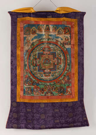 Thangka mit einem Mandala und zentraler Darstellung eines Mahakala in yab-yum - photo 2