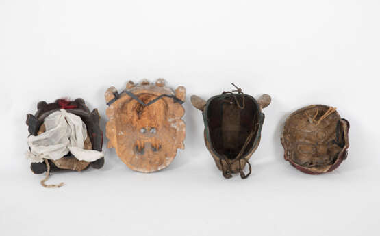 Vier dämonische, polychrom bemalte Holz- und Pappmaché-Masken - photo 2