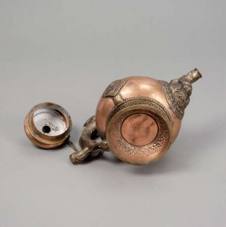 Deckelkanne aus Kupfer und Bronze mit Drachenreliefdekor - фото 4