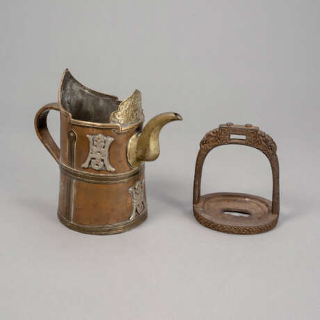 Kupferkanne mit 'Shou'-Zeichen und Steigbügel aus Eisen - Foto 1