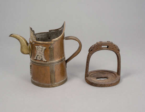 Kupferkanne mit 'Shou'-Zeichen und Steigbügel aus Eisen - photo 2