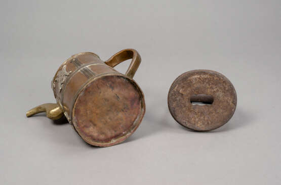 Kupferkanne mit 'Shou'-Zeichen und Steigbügel aus Eisen - Foto 3