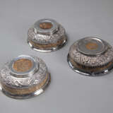 Drei Teeschalen (phorba) aus Wurzelholz, teils mit Silber gefasst, dekoriert mit Drachen und buddhistischen Symbolen - photo 3
