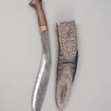 'Khukuri' in mit Metallbeschlägen verzierter Lederscheide - Foto 1