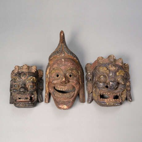 Drei Masken aus Holz mit polychromer Fassung - фото 1