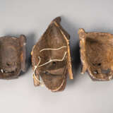 Drei Masken aus Holz mit polychromer Fassung - photo 2
