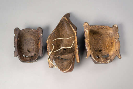 Drei Masken aus Holz mit polychromer Fassung - фото 2
