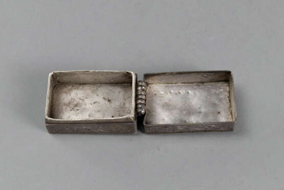 Rechteckige scharnierte Deckeldose aus Silber mit zwei Schneelöwen - photo 3