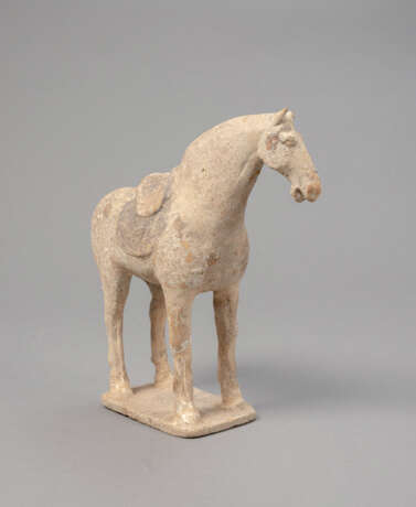 Stehendes Terrakotta-Pferd auf einer Plinthe - фото 2