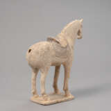 Stehendes Terrakotta-Pferd auf einer Plinthe - Foto 3