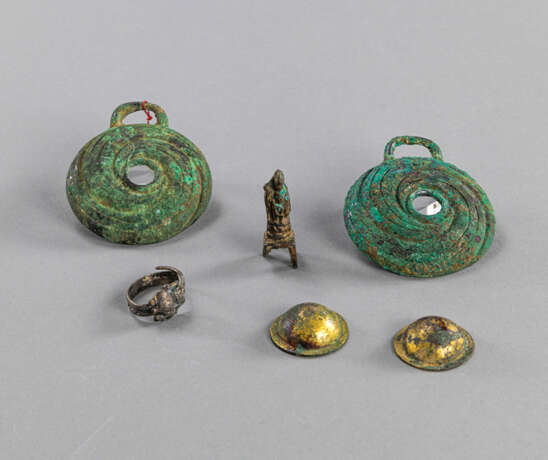 Vier Bronze-Türbeschläge, eine Miniaturbronze des Guanyin und ein Ring - photo 1