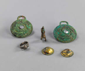 Vier Bronze-Türbeschläge, eine Miniaturbronze des Guanyin und ein Ring
