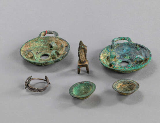 Vier Bronze-Türbeschläge, eine Miniaturbronze des Guanyin und ein Ring - photo 2