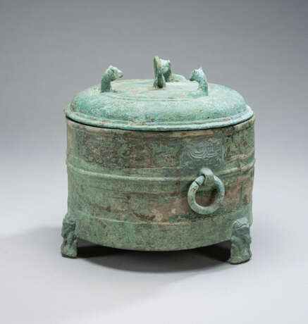 Zylindrisches Bronze-Deckelgefäß (lian) mit taotie-Handhaben - Foto 2