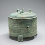 Zylindrisches Bronze-Deckelgefäß (lian) mit taotie-Handhaben - Foto 3