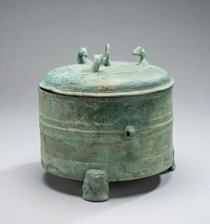 Zylindrisches Bronze-Deckelgefäß (lian) mit taotie-Handhaben - photo 3