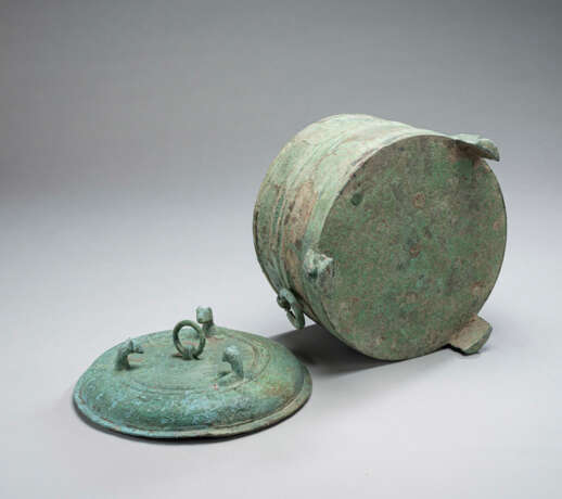 Zylindrisches Bronze-Deckelgefäß (lian) mit taotie-Handhaben - photo 4