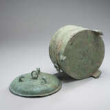 Zylindrisches Bronze-Deckelgefäß (lian) mit taotie-Handhaben - Foto 4