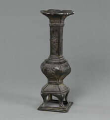 Vase aus Bronze im archaischen Stil dekoriert