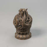 Zweiteiliger Weihrauchbrenner aus Bronze: Deckel in Drachenform in Durchbruch und Lotossockel - Foto 2