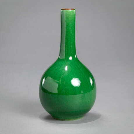 Kleine grün glasierte Porzellan-Flaschenvase mit feinem Krakelee - фото 1