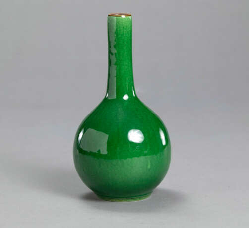 Kleine grün glasierte Porzellan-Flaschenvase mit feinem Krakelee - фото 2